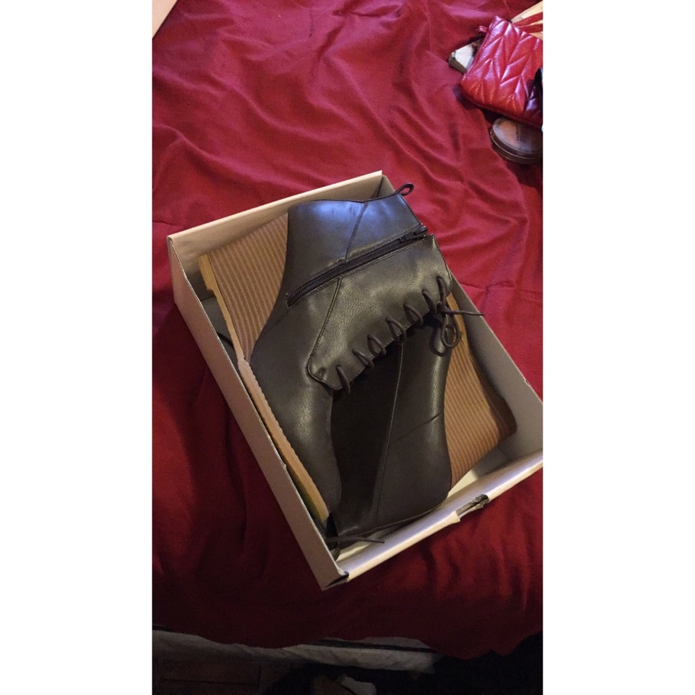 Shoes - Picture 2 of 5